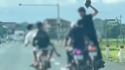 Video nhóm thanh niên vừa chạy xe máy vừa đánh nhau trên quốc lộ ở Quảng Trị