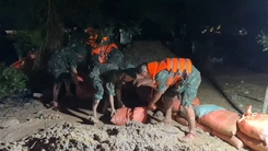 Bộ đội xuyên đêm gia cố đê bao, bảo vệ hàng ngàn hộ dân sau bão Bualoi