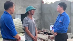 Nhận hỗ trợ sau bão Bualoi, người đàn ông mất nhà: Tiền này để đóng viện phí cho con