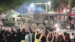 Người dân reo hò tạm biệt chiến sĩ cùng dàn xe tăng, xe thiết giáp phục vụ A80