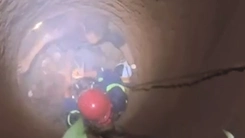 Video cảnh sát đu người xuống giếng sâu 20m, cứu người đàn ông gặp nạn bất tỉnh