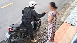 Giả vờ mua đồ rồi cướp giật dây chuyền, kéo lê nữ chủ tiệm tạp hóa