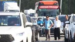 Video dòng xe ở cửa ngõ phía Đông TP.HCM ngày đầu năm mới