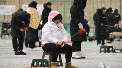 Xem cả ngàn người câu cá hồi trên băng, tay không bắt cá