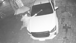 Camera ghi hình người đàn ông che dù đập phá ô tô đậu ở vỉa hè, công an đang điều tra