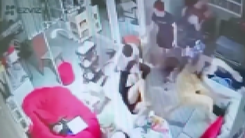 Điều tra thanh niên dùng vật nhọn đâm người phụ nữ trong tiệm làm tóc