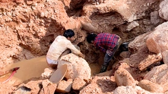 Người dân đào hàm ếch dưới chân quốc lộ để đãi vàng gây lo ngại sạt lở