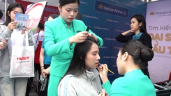 Học sinh trải nghiệm làm tiếp viên hàng không, viết thư pháp tại Chương trình Tư vấn tuyển sinh - hướng nghiệp ở Thanh Hóa