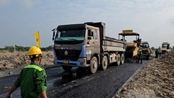 Đổ bê tông nhựa điểm đầu cao tốc Châu Đốc - Cần Thơ - Sóc Trăng