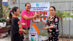 Các chị kêu gọi đổi pin đã sử dụng lấy cây xanh, ai cũng thích