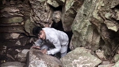 Du khách thích thú khám phá hang động tại Ngũ Hành Sơn dịp đầu năm mới