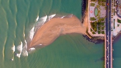 Flycam cồn cát có hình thù như cá heo khổng lồ hướng ra biển ở Nha Trang