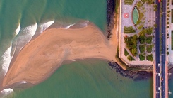 Flycam cồn cát có hình thù như cá heo khổng lồ hướng ra biển ở Nha Trang