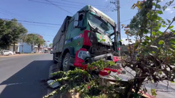 Ô tô tải tông 2 xe dừng đèn đỏ, làm chết 3 con bò, gãy một trụ đèn mới dừng lại