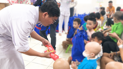 Ước mơ của Thúy mang 150 phần quà Tết đến với bệnh nhi Đà Nẵng