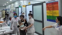 Cảnh sát giao thông dùng mô tô đặc chủng đưa bé trai bị hóc dị vật đến bệnh viện ở TP.HCM