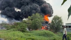 Cháy nhà xưởng chứa pallet nhựa ở TP.HCM, nhiều tài sản bị thiêu rụi