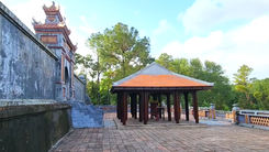 Trung tâm bảo tồn di tích Huế nói về nhà rường gỗ dựng trước lăng mộ Hoàng thái hậu Từ Dụ