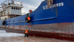 Quảng Ngãi kiểm tra tàu cá nghi của Trung Quốc trôi dạt vào Cảng Dung Quất