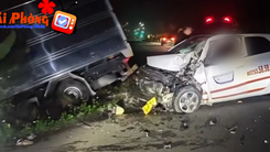 Hiện trường taxi tông xe tải, tài xế tử vong