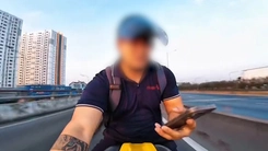 Vụ chạy mô tô vào đường cấm, buông 2 tay: Công an mời người trong clip lên làm việc