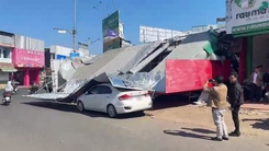 Vừa mua xong điện thoại, người phụ nữ bị bảng hiệu tiệm điện thoại sập đè trúng