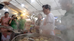 Trường Giang vào bếp cùng 'Phở yêu thương' phục vụ người dân rốn lũ Hòa Thịnh