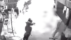 Video tưới xăng phóng hỏa do mâu thuẫn tình cảm làm 2 người thiệt mạng