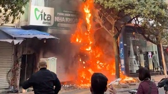 Người dân ứng cứu nạn nhân nhảy từ tầng cao trong vụ cháy nhà ở Hà Nội