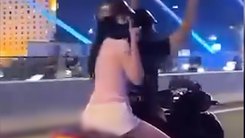 Thanh niên bị tịch thu xe SH vì buông hai tay trên cầu Ba Son