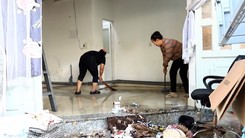 Người dân trên đường Phan Huy Ích tất bật dọn nhà sau trận ngập tối 30-9