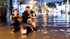 Video hàng trăm hộ dân Thủ Đức chạy ngập trong đêm, nhiều người phải tá túc ở khách sạn