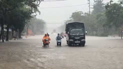 Nhiều tuyến đường ở Vinh ngập nửa mét sau mưa lớn, lắp máy bơm lưu động