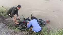 Phát hiện xe máy dưới mương nước ven đường, công an tìm người liên quan