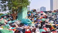 Thu gom 300 tấn quần áo cũ chất đống ở Hà Nội để đưa đi xử lý 
