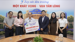 Công ty Phân bón Việt Nhật tiếp sức đến trường 300 triệu đồng