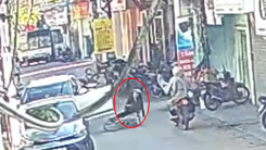 Camera quay cảnh nữ tài xế mở cửa ô tô gây tai nạn cho cụ bà đi xe đạp ở Nghệ An