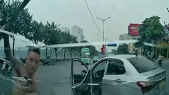 Tạm giữ người đàn ông chặn đầu ô tô rồi dùng thanh sắt đập kính xe