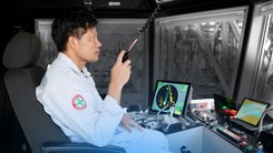 Chia sẻ từ buồng lái của thuyền trưởng tàu lai dắt vòm thép cầu đi bộ sông Sài Gòn