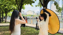 Lá xanh đã thay lá vàng, 'con đường mùa thu' giữa lòng TP.HCM vẫn níu chân bạn trẻ