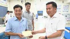Ông Đinh Văn Nơi trao 100 triệu đồng động viên cán bộ đặc khu Phú Quốc xử lý hồ sơ đất đai