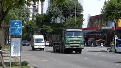 Loạt xe ben chở đất 30 tấn chạy vào đường cấm ở Đà Nẵng