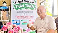 Quầy nước miễn phí cho người dân chờ làm hồ sơ tại một phường ở Huế 