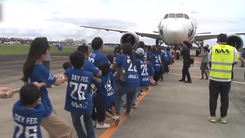 360 người hợp sức kéo chiếc máy bay Boeing 787 tại sân bay Nhật Bản