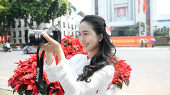 Bạn trẻ Hà Nội xuống phố chụp ảnh mừng Ngày Giải phóng Thủ đô