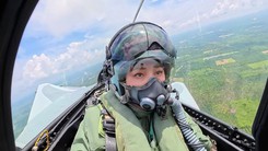 Video Hoàng hậu Thái Lan Suthida lần đầu lái tiêm kích, được Nhà vua trao phù hiệu vàng