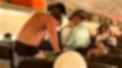 Video khách Nga cởi đồ, la hét gây náo loạn trên chuyến bay từ Việt Nam đi Thái Lan