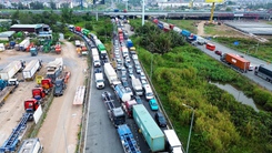 Kẹt xe kéo dài ở cửa ngõ phía Đông TP.HCM ngày 24 Tết