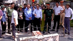 Cận cảnh đồng hồ đá độc nhất Việt Nam, xem giờ qua bóng nắng