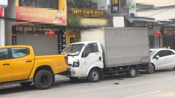 Bị xe tải đậu chắn 'mặt tiền' buôn bán dịp Tết, chủ cửa hàng mang 2 ô tô chặn đầu đuôi